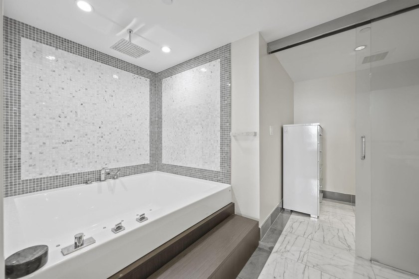 Welcome to Residence 3909 at the prestigious Epic Residences - photo 19