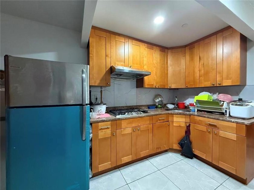 Spacious 4-family brick building situated on a 20*100 lot with a - photo 10