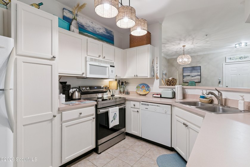 Rare opportunity to own a three-bedroom, two-bath end unit in - photo 7
