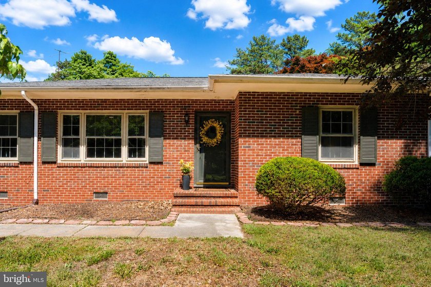 Charming brick ranch with mid-century flair just minutes from - photo 2