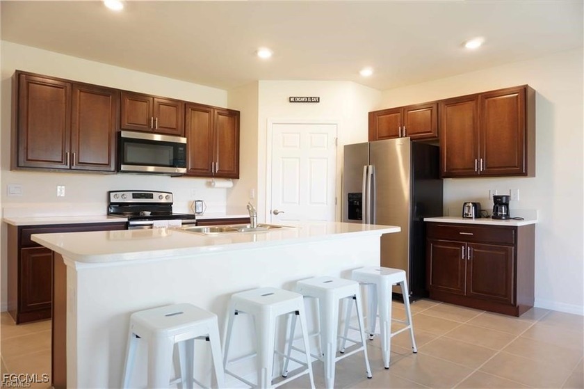 Welcome to your dream abode! Located in a developing part of - photo 3