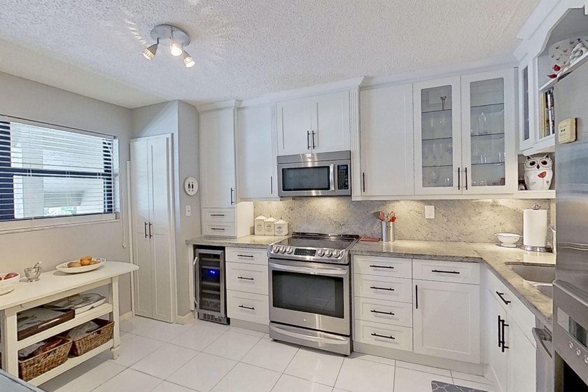 Welcome to this thoughtfully updated home on the second floor - photo 11