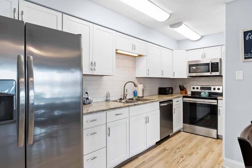 Gorgeous ground level 2 bedroom condo with NEW FLOORING and a - photo 12