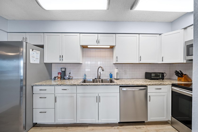 Gorgeous ground level 2 bedroom condo with NEW FLOORING and a - photo 13