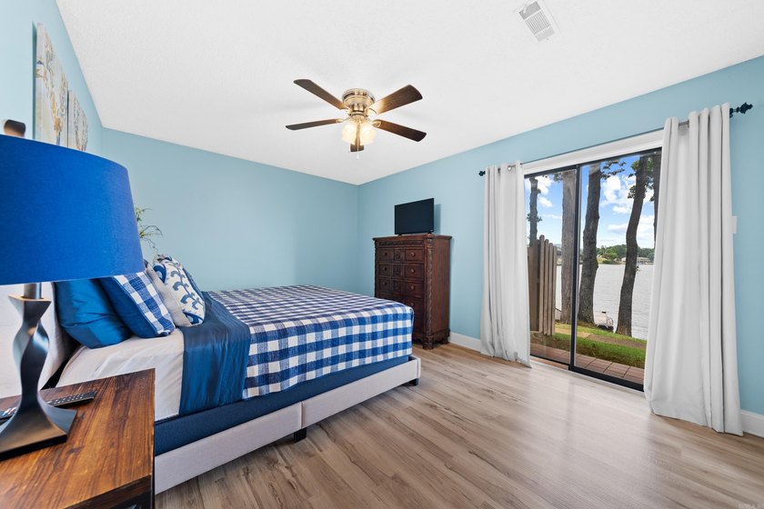 Gorgeous ground level 2 bedroom condo with NEW FLOORING and a - photo 17