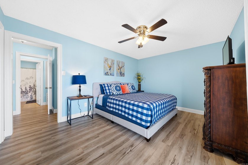 Gorgeous ground level 2 bedroom condo with NEW FLOORING and a - photo 18