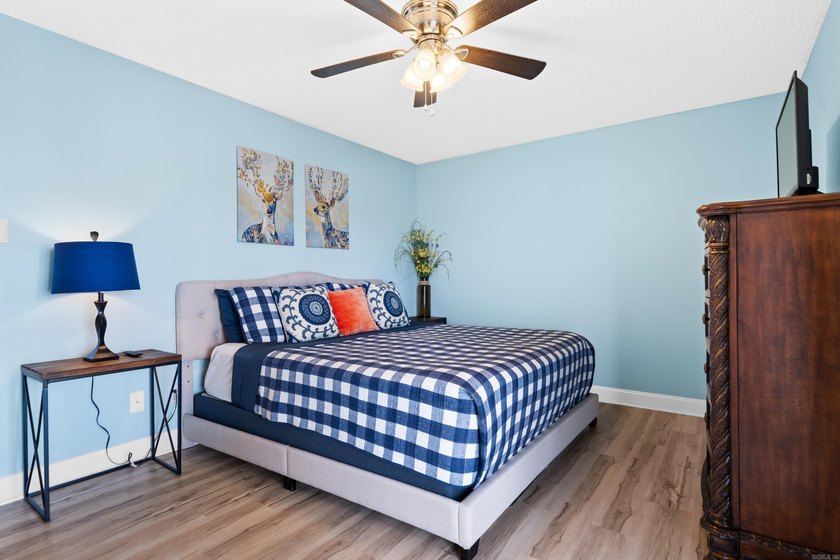 Gorgeous ground level 2 bedroom condo with NEW FLOORING and a - photo 19