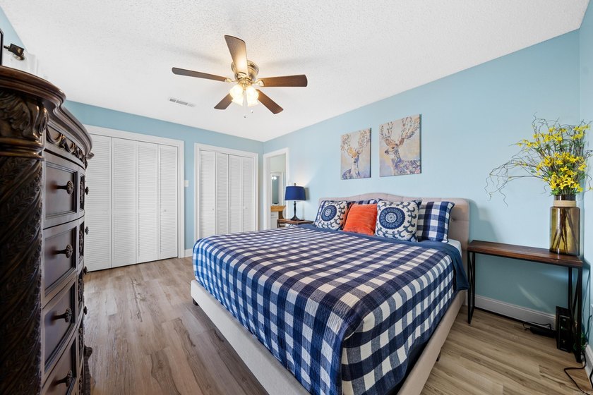 Gorgeous ground level 2 bedroom condo with NEW FLOORING and a - photo 20