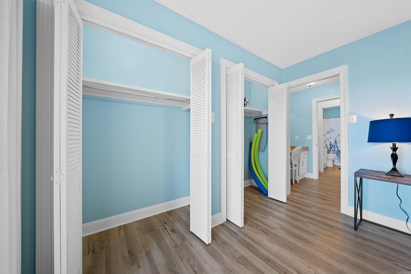 Gorgeous ground level 2 bedroom condo with NEW FLOORING and a - photo 22
