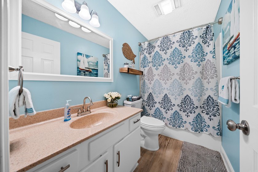 Gorgeous ground level 2 bedroom condo with NEW FLOORING and a - photo 23