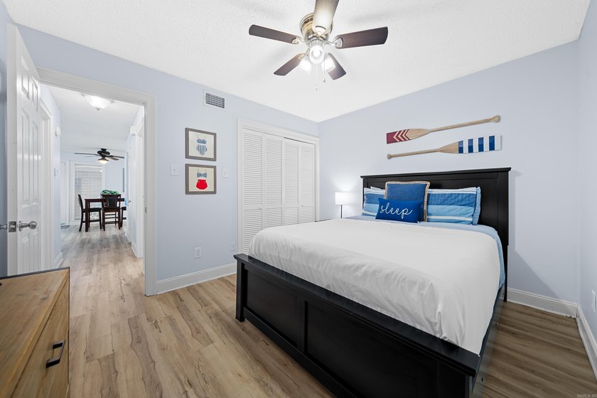 Gorgeous ground level 2 bedroom condo with NEW FLOORING and a - photo 25