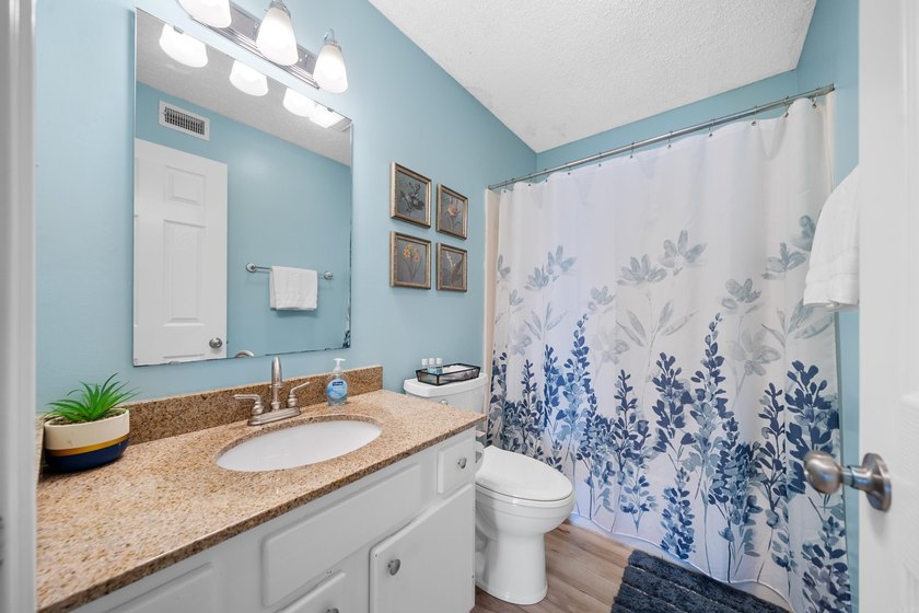 Gorgeous ground level 2 bedroom condo with NEW FLOORING and a - photo 26