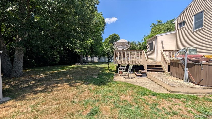 Welcome to this good looking 5 bedroom, 3 level colonial which - photo 29