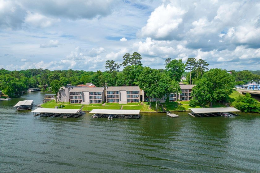 Gorgeous ground level 2 bedroom condo with NEW FLOORING and a - photo 31
