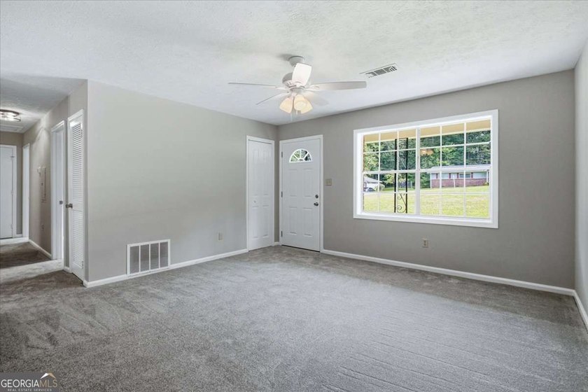 Beautifully renovated, 4 sided brick ranch on nearly 1/2 acre - photo 4