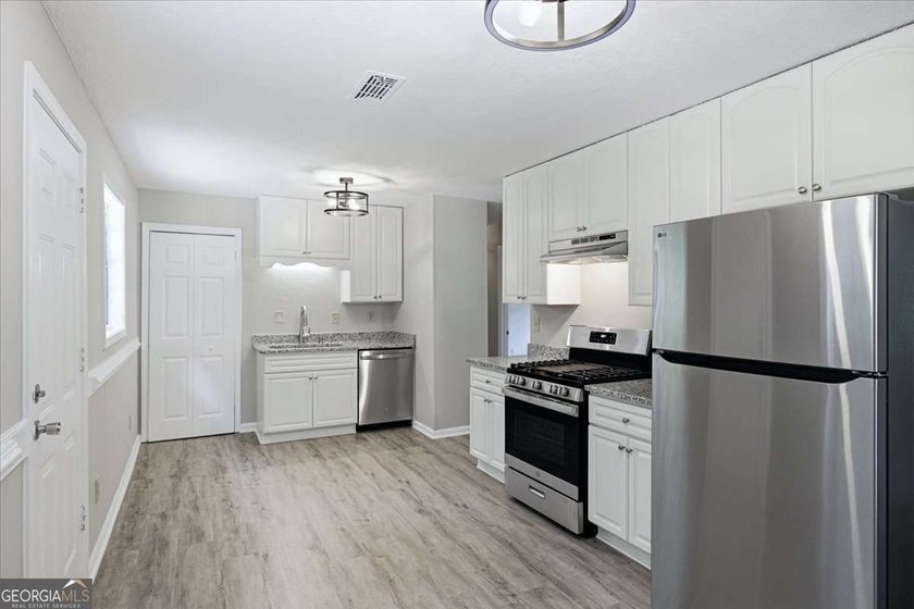 Beautifully renovated, 4 sided brick ranch on nearly 1/2 acre - photo 5
