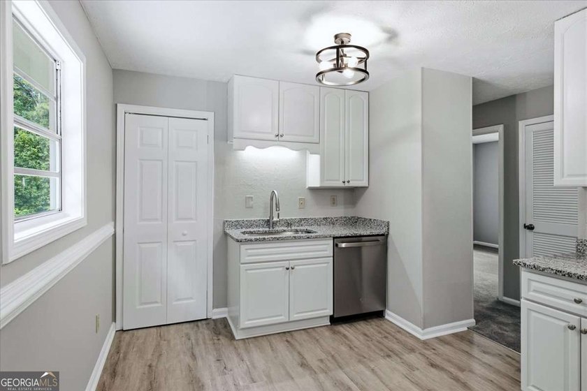 Beautifully renovated, 4 sided brick ranch on nearly 1/2 acre - photo 6