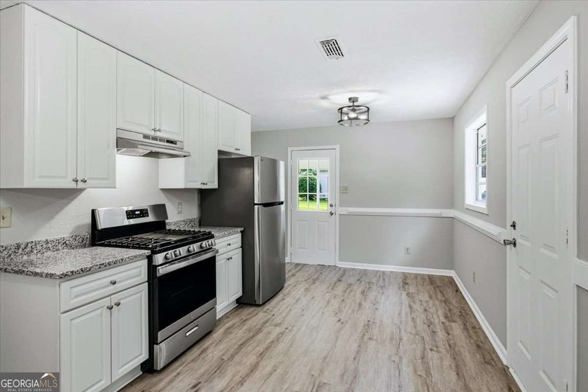Beautifully renovated, 4 sided brick ranch on nearly 1/2 acre - photo 7