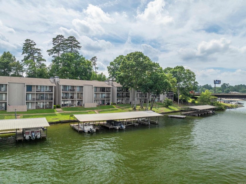 Gorgeous ground level 2 bedroom condo with NEW FLOORING and a - photo 38