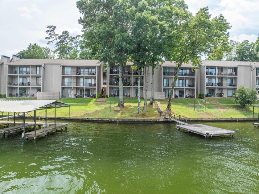 Gorgeous ground level 2 bedroom condo with NEW FLOORING and a - photo 39
