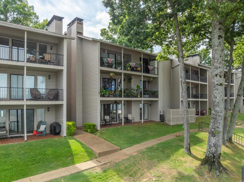 Gorgeous ground level 2 bedroom condo with NEW FLOORING and a - photo 41