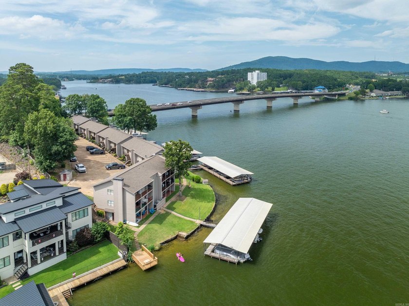 Gorgeous ground level 2 bedroom condo with NEW FLOORING and a - photo 42
