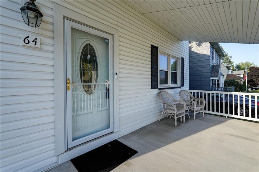 -NO DELAYED NEGOTIATIONS- This charming home has been - photo 3