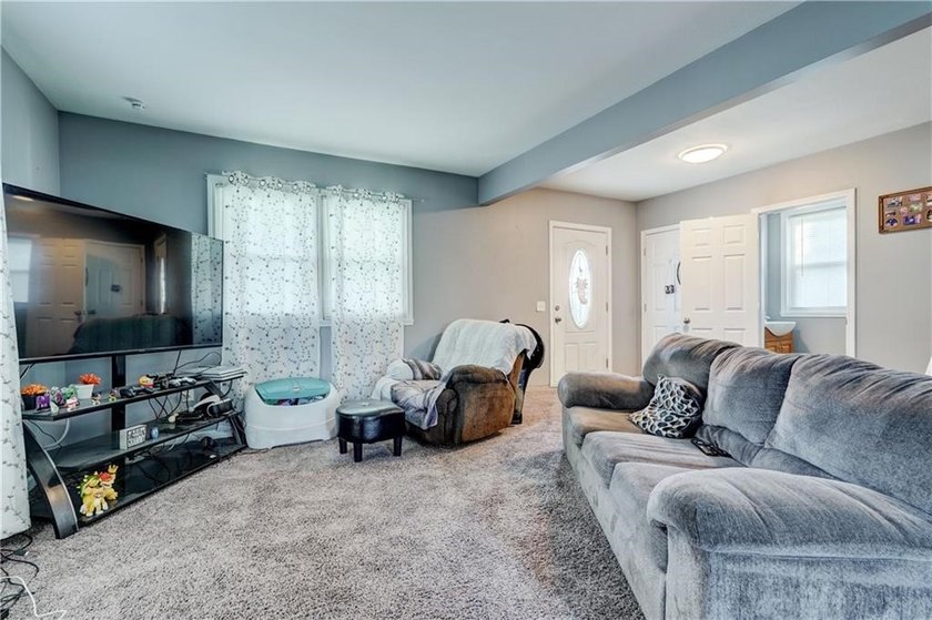 -NO DELAYED NEGOTIATIONS- This charming home has been - photo 5