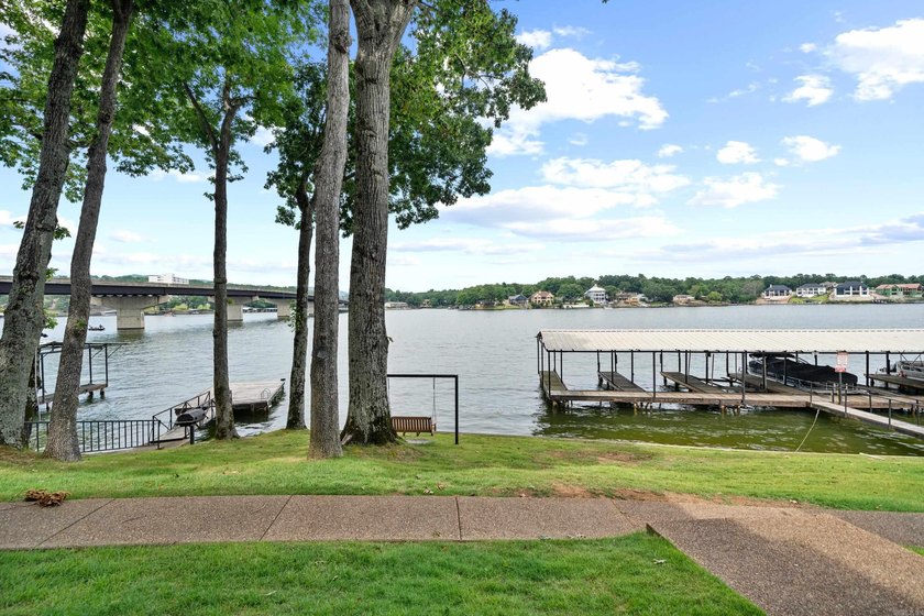 Gorgeous ground level 2 bedroom condo with NEW FLOORING and a - photo 47