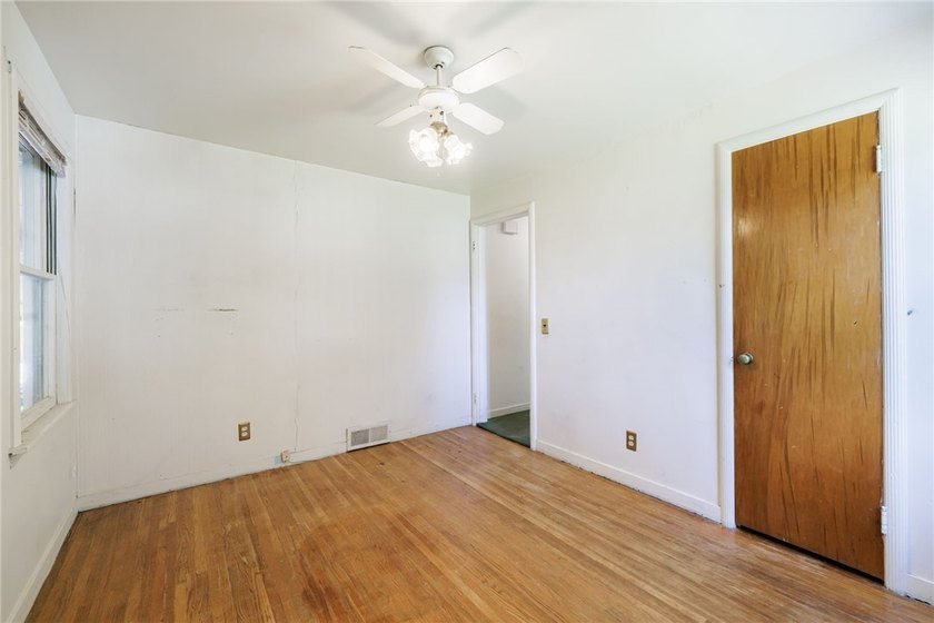 Welcome to this spacious Cape Cod, ideally located in a - photo 12