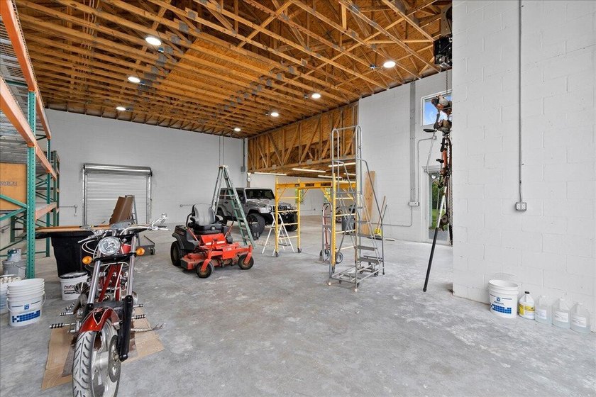 This beautiful home built in 2022 then massively upgraded in - photo 12
