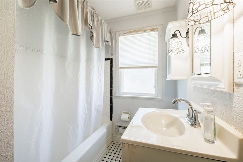 Welcome to this spacious Cape Cod, ideally located in a - photo 14