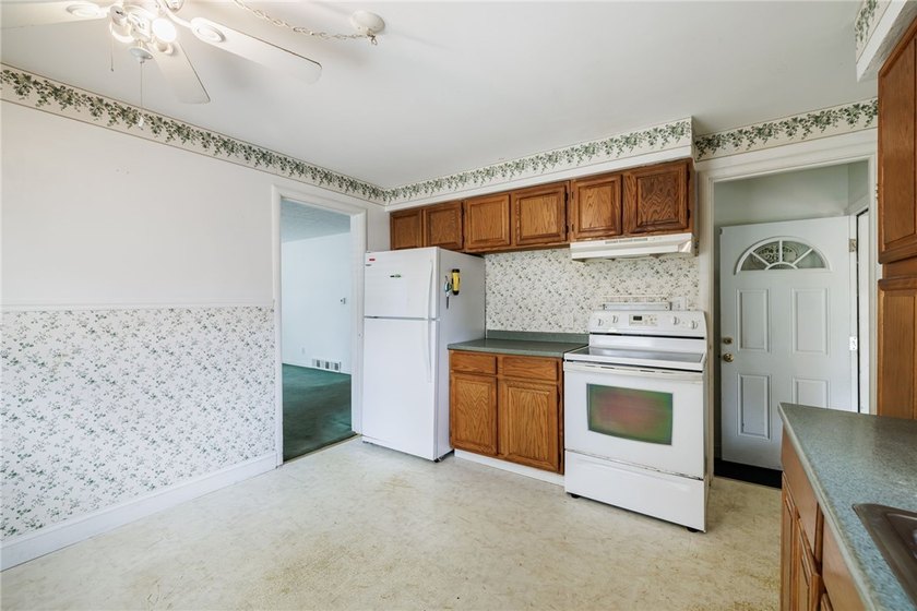 Welcome to this spacious Cape Cod, ideally located in a - photo 15