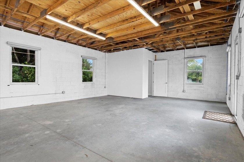 This beautiful home built in 2022 then massively upgraded in - photo 15