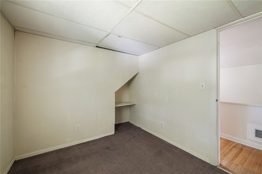 Welcome to this spacious Cape Cod, ideally located in a - photo 17