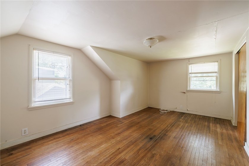 Welcome to this spacious Cape Cod, ideally located in a - photo 18
