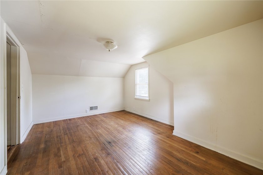 Welcome to this spacious Cape Cod, ideally located in a - photo 19