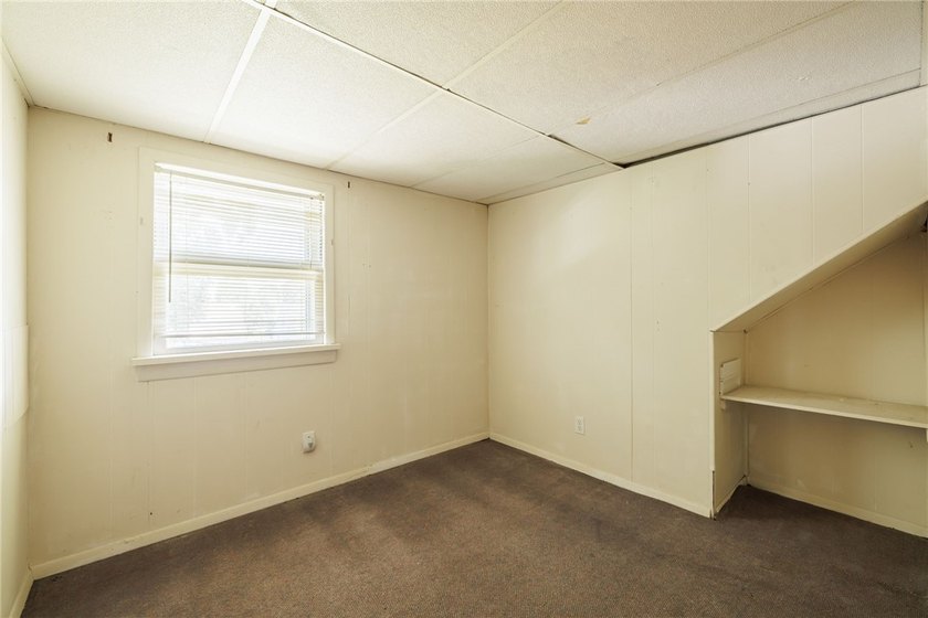 Welcome to this spacious Cape Cod, ideally located in a - photo 20