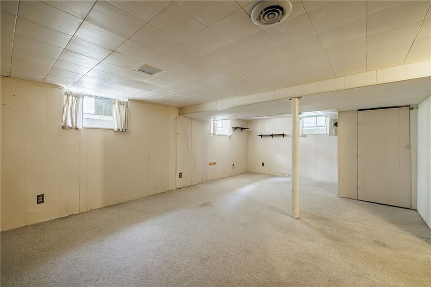 Welcome to this spacious Cape Cod, ideally located in a - photo 24