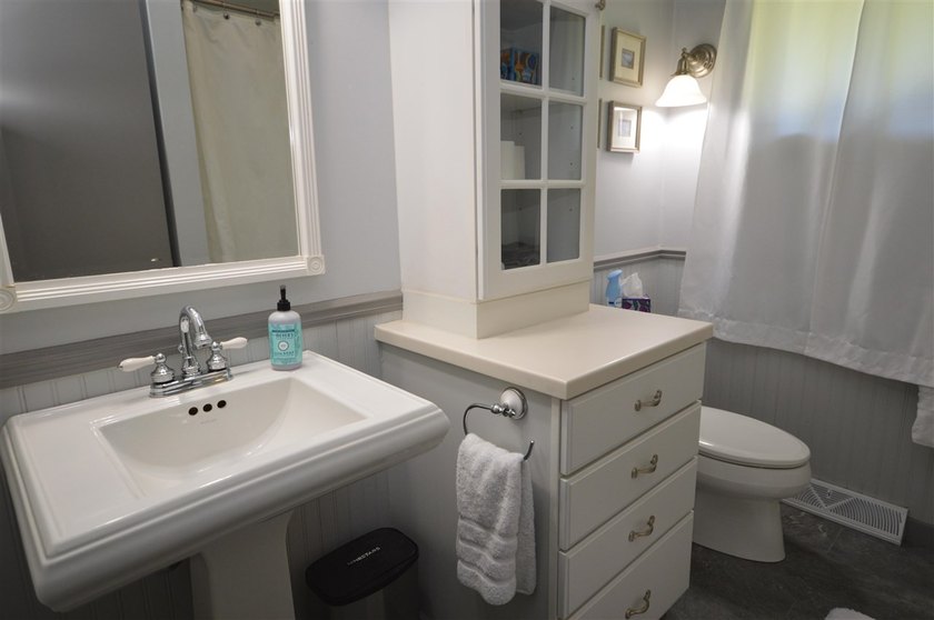 Presenting a spacious 3+ bedroom, 2 bathroom ranch home, ideally - photo 25