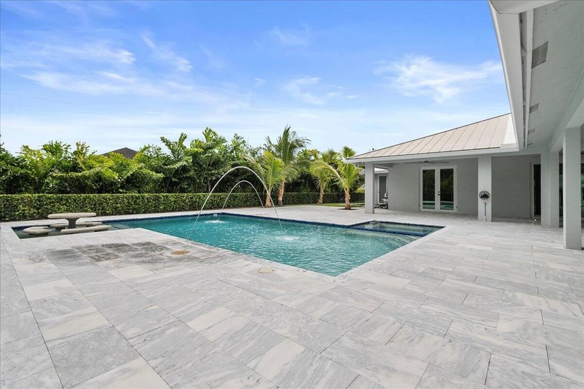 This beautiful home built in 2022 then massively upgraded in - photo 25