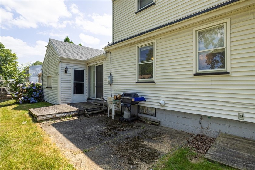 Welcome to this spacious Cape Cod, ideally located in a - photo 27