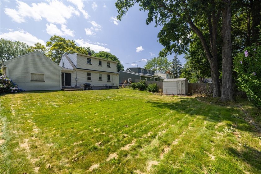 Welcome to this spacious Cape Cod, ideally located in a - photo 28