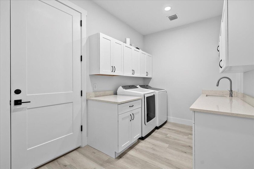 This beautiful home built in 2022 then massively upgraded in - photo 36