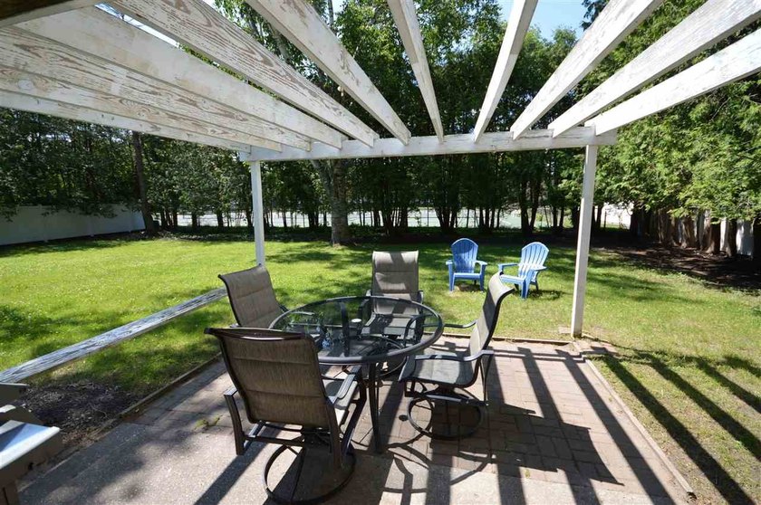 Presenting a spacious 3+ bedroom, 2 bathroom ranch home, ideally - photo 40