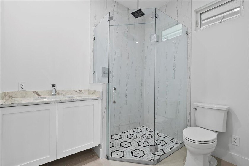 This beautiful home built in 2022 then massively upgraded in - photo 44