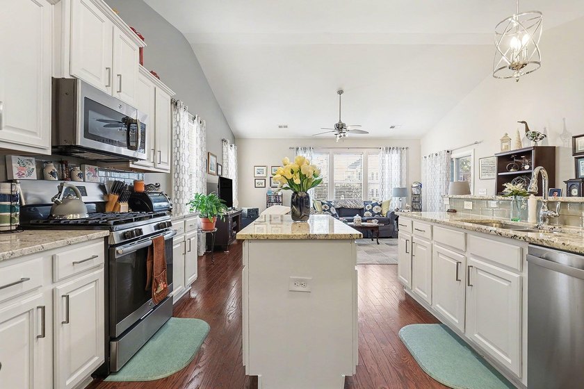 Welcome to 5459 Elba Way, a beautifully maintained 3-bedroom - photo 6