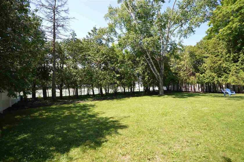 Presenting a spacious 3+ bedroom, 2 bathroom ranch home, ideally - photo 47