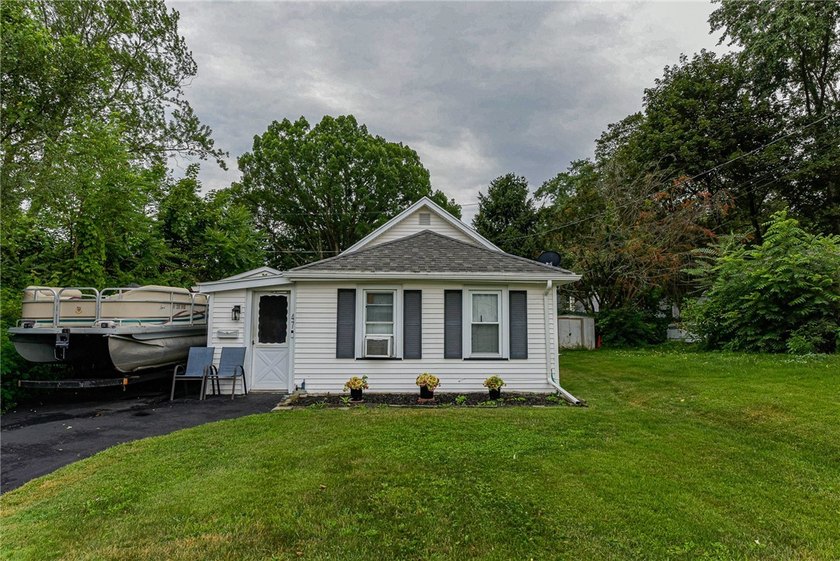 Welcome to 47 Chippendale Rd! This two bedroom home offers a - photo 2