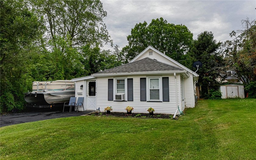 Welcome to 47 Chippendale Rd! This two bedroom home offers a - photo 4